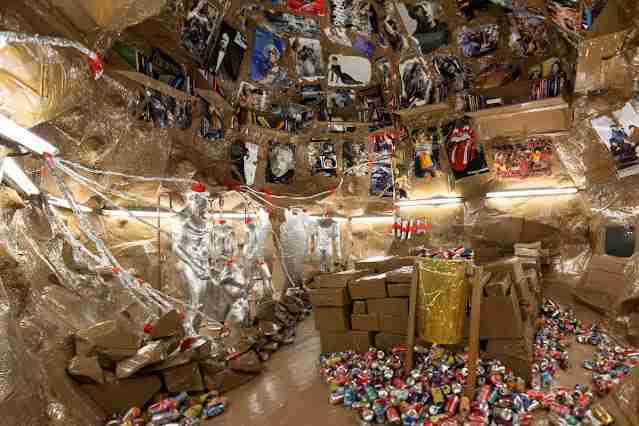 Thomas Hirschhorn - Cavemanman Thomas Hirschhorn - Cavemanman
