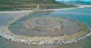 Robert Smithson - Spiral Jetty (view 1)