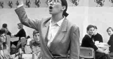 Andrea Fraser during her performance: Museum Highlights: A Gallery Talk (1989)