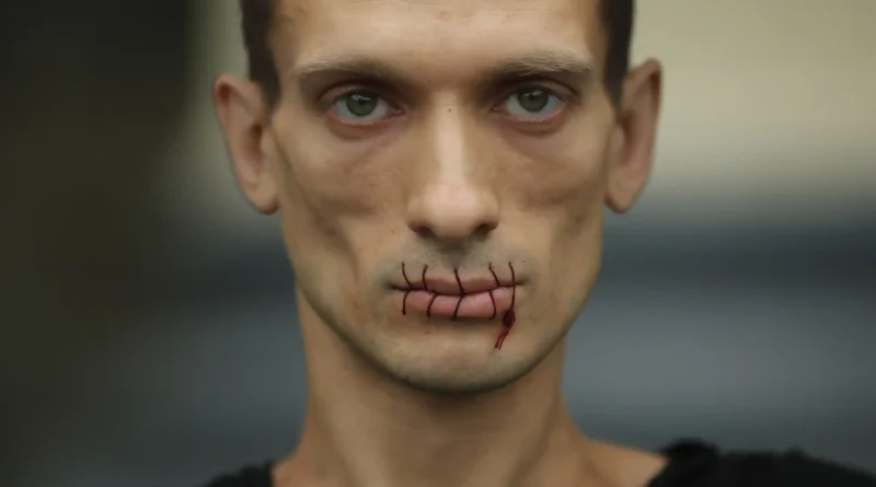 Pyotr Pavlensky, Seam. Courtesy l'artista. Photo Maxim Zmeyev