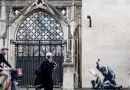 Banksy’s mural with the Royal Courts of Justice visible in the background, London, 2026. The setting is integral to the work, placing Banksy’s intervention in direct dialogue with the physical and symbolic architecture of British justice. Photo: ARTnews Japan.